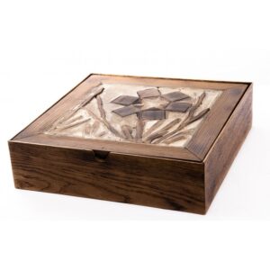 Scatola in legno lavorata e decorata a mano