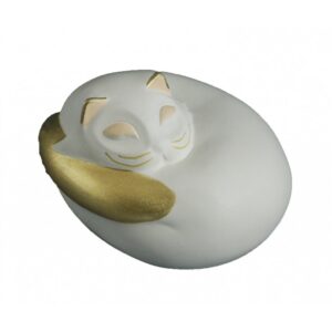 Gattino raggomitolato in ceramica colorata a mano