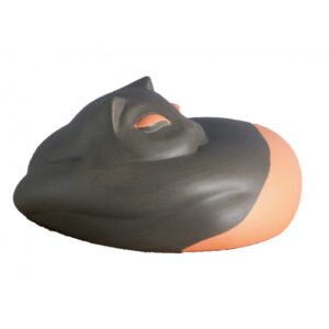 Gattino raggomitolato in ceramica colorata a mano