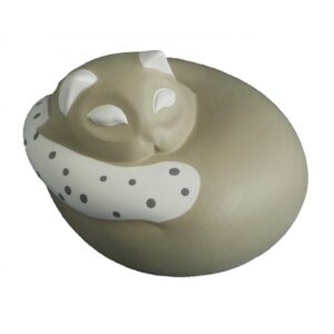 Gattino raggomitolato in ceramica colorata a mano